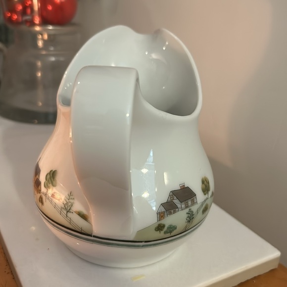 Estée Lauder Vintage pitcher in white with farm scene, rare and discontinued - Picture 4 of 6